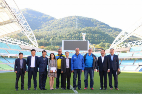 지난달 10일 토르스텐 라쉬(오른쪽에서 네번째) 국제청소년스포츠축제위원장을 비롯한 ICG 집행위원들이 대구스타디움을 방문해 현지 실사를 벌였다. 대구시 제공