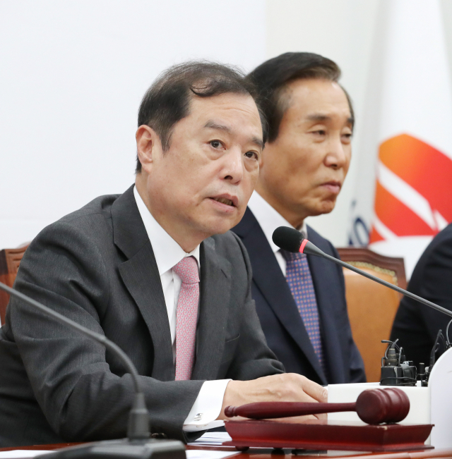 자유한국당 김병준 비상대책위원장이 26일 오전 국회에서 열린 비상대책위원회 회의에서 발언하고 있다. 연합뉴스