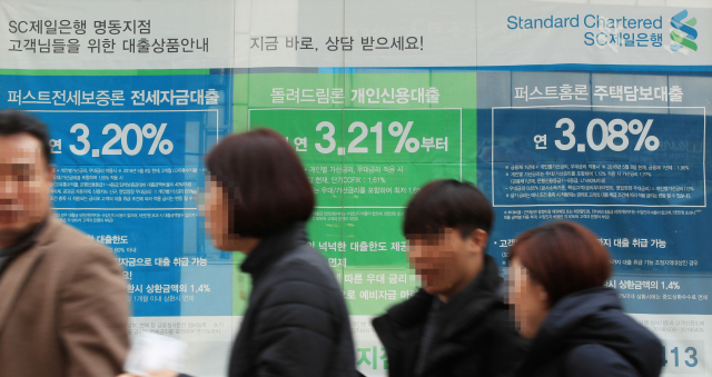 한동안 하락했던 시중은행의 주택담보대출 금리가 최근 들어 재차 상승하는 모습이다. 한국은행이 오는 30일 기준금리를 인상할 것으로 예상돼 향후 금리가 더 오르면 가계의 채무 부담은 더 커질 것으로 우려된다. 25일 은행연합회에 공시된 가계대출 금리에 따르면 10월에 취급된 주요 시중은행의 분할상환방식 주택담보대출 평균금리가 전달 대비로 모두 올랐다. 사진은 25일 오후 서울 중구 명동의 한 은행의 대출금리 안내판. 연합뉴스