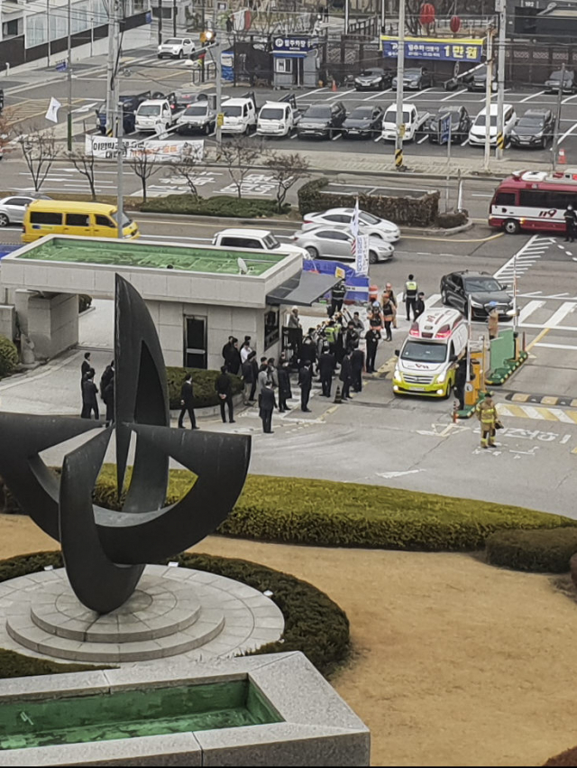 27일 오전 40대 한 남성이 김명수 대법원장 출근차량에 화염병을 투척했다. 사진은 이날 서초구 대법원 사고현장 모습. 연합뉴스