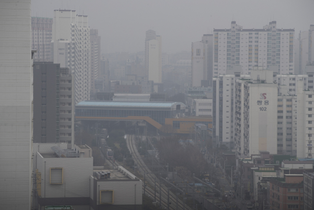 전국에 초미세먼지가 기승을 부린 27일 경기도 의정부시에서 지하철 1호선 회룡역 일대가 뿌연 모습을 보이고 있다. 연합뉴스