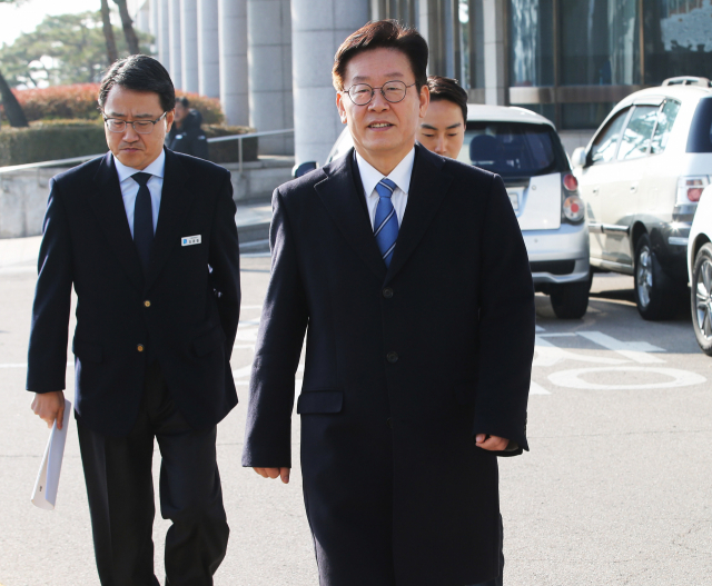 이재명 경기도지사 26일 오전 경기도 수원시 경기도의회에서 열린 제332회 정례회 4차 본회의에 참석한 후 집무실로 향하고 있다. 연합뉴스
