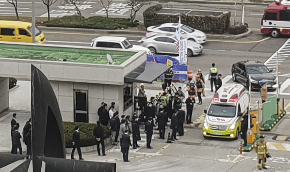 70대 한 남성이 김명수 대법원장 출근차량에 화염병을 투척한 27일 오전 서울 서초구 대법원에서 경찰과 소방대원이 현장을 수습하고 있다. 연합뉴스