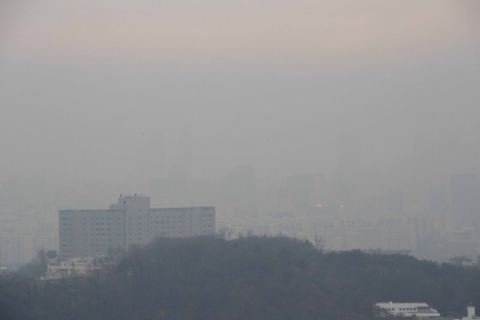 초미세먼지(PM-2.5)가 기승을 부리는 가운데 낮부터는 미세먼지(PM-10)에 해당하는 중국발 황사가 일부 지역에 나타날 것으로 예보된 27일 오전 서울 남산 산책로에서 바라본 시내가 뿌옇다. 연합뉴스 #중국 모래폭풍 #스모그 #미세먼지 #황사 #대기오염