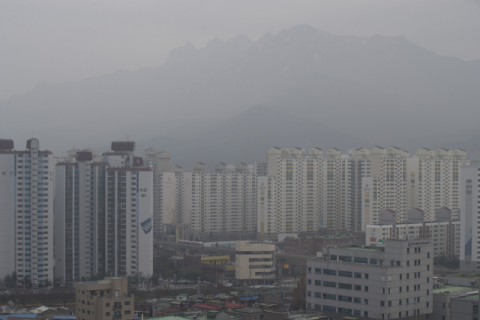 전국에 초미세먼지가 기승을 부린 27일 경기도 의정부시에서 도봉산의 능선이 희미하게 보이고 있다. 연합뉴스 #중국 모래폭풍 #스모그 #미세먼지 #황사 #대기오염
