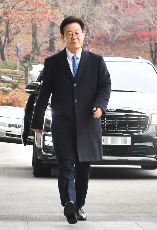 이재명 경기도지사가 27일 오전 경기도 수원시 경기도청에 도착해 차에서 내려 이동하고 있다. 이른바 