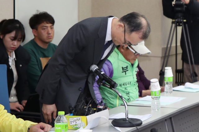 문무일 검찰총장이 27일 오후 서울 영등포구 여의도 이룸센터에서 형제복지원 피해자들과 만나 당시 검찰이 수사를 축소하고 은폐했다는 의혹에 대해 고개 숙여 사과하고 있다. 연합뉴스