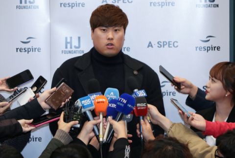 미국 프로야구 메이저리그 LA 다저스의 류현진이 지난 20일 인천국제공항 입국장에서 취재진 질문에 답하고 있다. 연합뉴스