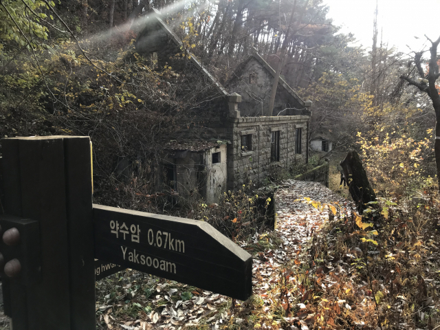 팔공산 등산로에 30년째 방치돼 등산객들의 공포를 자아내온 
