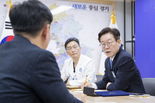 이재명 경기도지사가 27일 오후 경기도 수원시 경기도청 집무실에서 열린