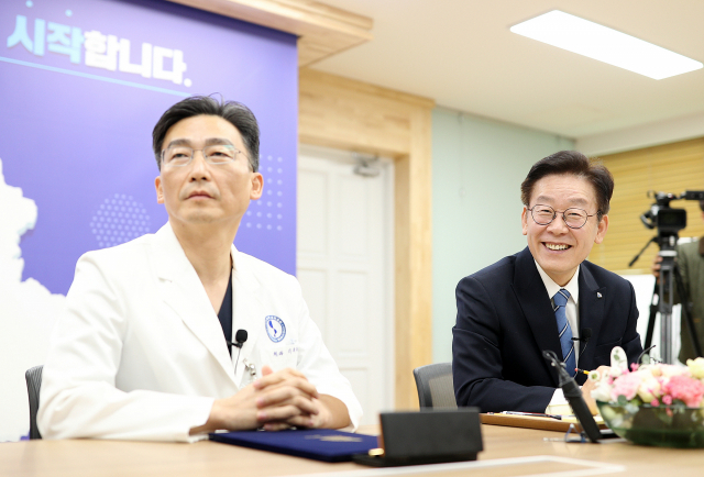 이재명 경기도지사가 27일 오후 경기도 수원시 경기도청 집무실에서 열린