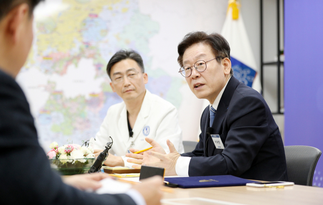 이재명 경기도지사가 27일 오후 경기도 수원시 경기도청 집무실에서 열린