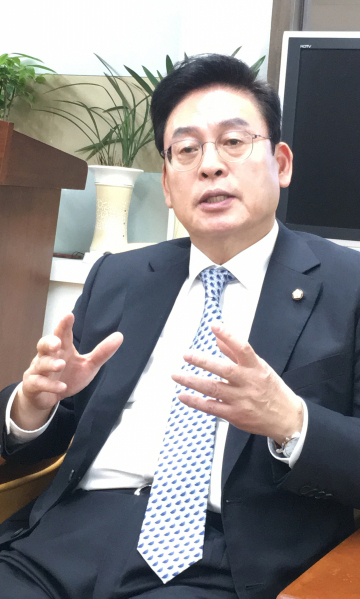 정우택 자유한국당 의원(충북 청주 상당구)이 27일 대구시청에서 기자간담회를 열고 전당대회 관련 발언을 하고 있다. 모현철 기자