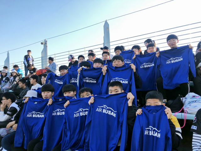 지난 15일 대구 동성로에서 승무원들이 직접 준비한 노래와 댄스팀 공연으로 무대를 꾸민 티웨이항공. 티웨이항공 제공