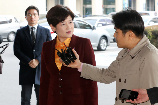 지방교육자치법 위반 혐의를 받는 강은희 대구시교육감이 27일 오후 관련 혐의에 대한 조사를 받기 위해 대구지방검찰청으로 들어가면서 기자 질문에 답하고 있다. 연합뉴스