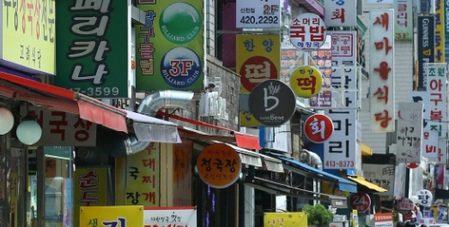 자영업이 전례없는 불황을 맞고 있다. 대구 시내 음식점 간판이 쭉 늘어서 있다. 매일신문 DB