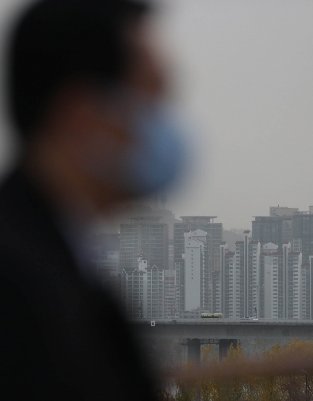 28일 오전 서울 도심이 자욱한 미세먼지로 흐릿하게 보이고 있다. 앞서 국립환경과학원은