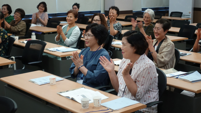 한국국학진흥원 아름다운 이야기 할머니 사업에 참여한 여성 참가자들은 8개월간의 전문교육과정을 통과해 현장에 투입되게 된다. 한국국학진흥원 제공