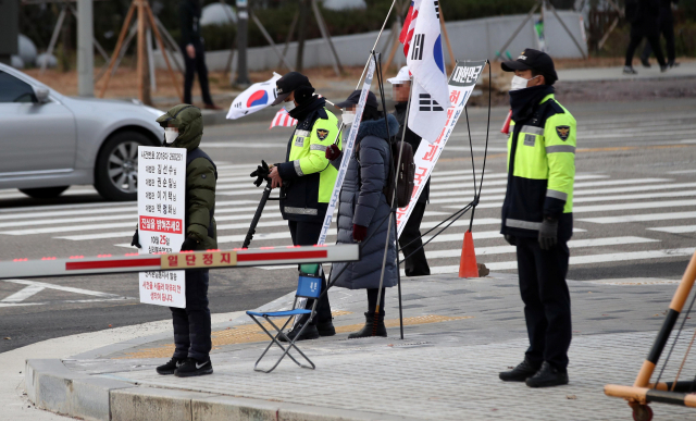 지난 27일 김명수 대법원장 출근길에 일어난 화염병 습격 사건으로 인해 28일 오전 서울 서초구 대법원 정문 입구에 경찰들이 추가 배치돼 있다. 연합뉴스