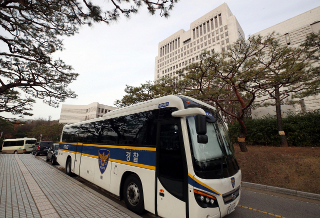 지난 27일 김명수 대법원장 출근길에 일어난 화염병 습격 사건으로 인해 28일 오전 서울 서초구 대법원에 경찰들이 추가 배치돼 있다. 연합뉴스