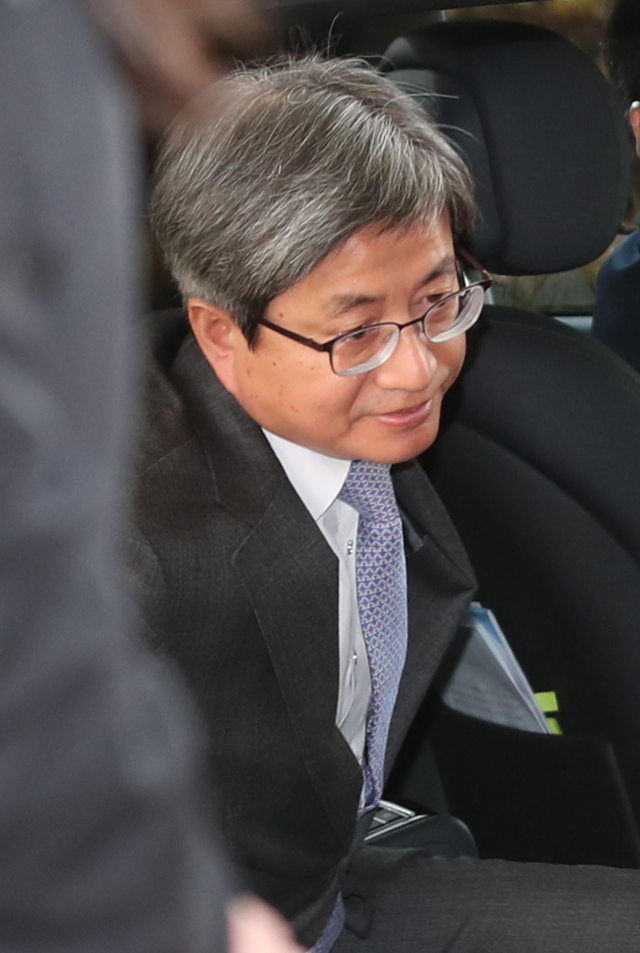 김명수 대법원장이 28일 오전 서울 서초구 대법원으로 출근하고 있다. 연합뉴스