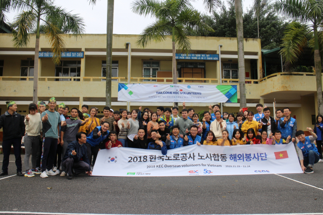 한국도로공사 해외봉사단이 베트남 하노이 북부교통직업학교에서 봉사활동을 하고 기념사진을 찍고 있다. 한국도로공사 제공
