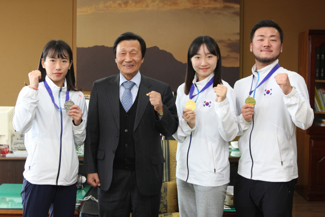 정창주(왼쪽 두 번째) 구미대 총장이 2019년 카라테 한국 국가대표로 선발된 스포츠건강관리과 학생(왼쪽부터 정지영, 황수현, 백준혁)들을 격려하고 있다. 구미대 제공