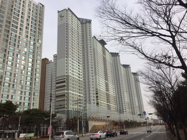 임시사용 연장 승인이 나지 않아 불법 건축물로 전락한 구미 옥계 세영리첼 아파트. 전병용 기자