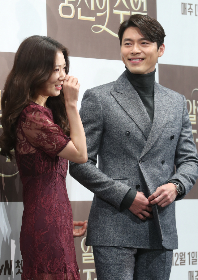 배우 박신혜(왼쪽)와 현빈이 28일 서울 강남구 논현동 임피리얼팰리스서울 호텔에서 열린 tvN 드라마