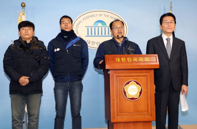 정의당 윤소하 의원이 27일 국회 정론관에서 금속노조 조합원들과 한국GM 비정규직 관련 기자회견을 하고 있다. 연합뉴스