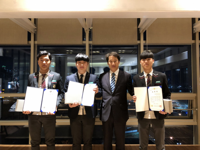 경북도가 의로운 고교생 3명에게 도지사 표창을 수여하고 기념사진을 찍고 있다. 왼쪽부터 신대선, 김영문 군, 김남일 경북도 재난안전실장, 진유석 군. 경북도 제공