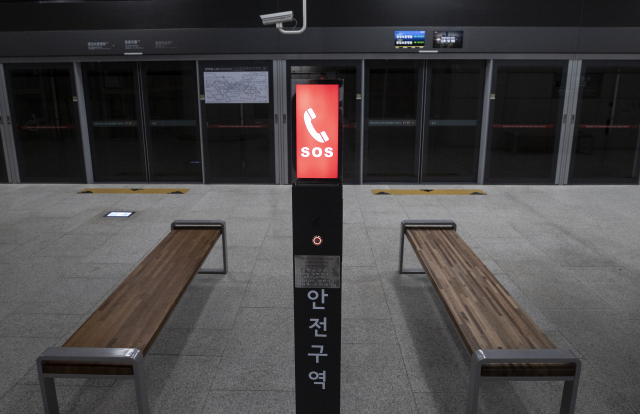 28일 오전 서울 송파구 둔촌오륜역 9호선 역사에서 지하철 9호선 3단계 언론공개 행사가 열렸다. 사진은 역사 내 설치된 안전구역의 모습. 연합뉴스