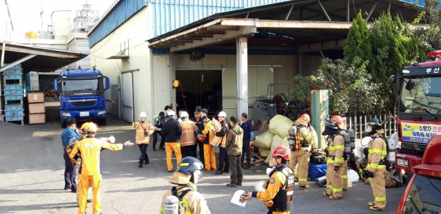 28일 오후 부산 사상구 감전동에 있는 폐수처리업체에서 황화수소로 추정되는 물질이 누출, 근로자 4명이 의식불명 상태다. 119 구조대가 사고현장을 차단하고 구조작업을 벌이고 있다. 연합뉴스