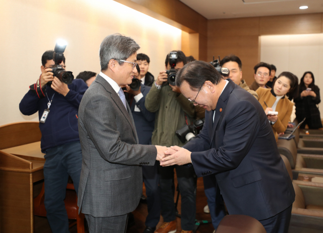 김부겸 행정안전부 장관이 28일 오후 서울 서초구 대법원을 방문, 전날 발생한 