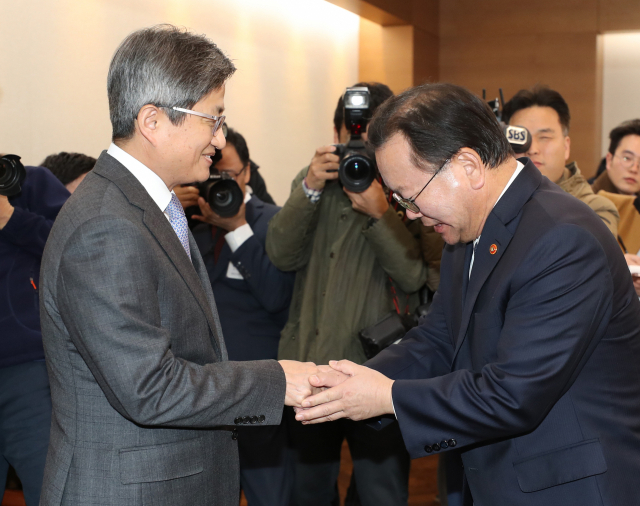 김부겸 행정안전부 장관이 28일 오후 서울 서초구 대법원을 방문, 전날 발생한 