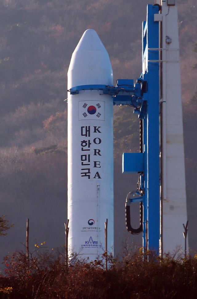 한국형 발사체 누리호 엔진의 시험발사체 발사 예정일을 하루 앞둔 27일 오후 전남 고흥군 봉래면 나로우주센터 발사대에 시험발사체가 기립해 있다. 시험발사체는 애초 지난달 25일 발사될 예정이었지만 추진제 가압계통에서 압력 감소 현상이 확인돼 일정이 연기된 바 있다. 엔진 시험발사체는 한국형 발사체인
