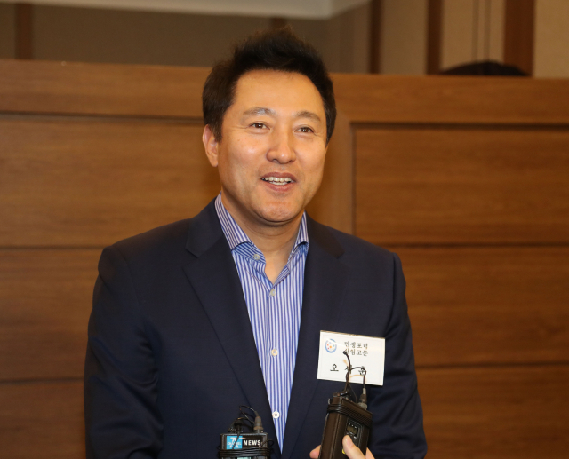 오세훈 전 서울시장이 14일 오후 서울 강남구 뉴힐탑 호텔에서 열린 민생포럼 창립총회에서 기자들의 질문에 답하고 있다. 연합뉴스