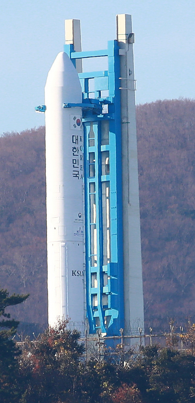 한국형 발사체 누리호 엔진의 시험발사체 발사 예정일을 하루 앞둔 27일 오후 전남 고흥군 봉래면 나로우주센터 발사대에 시험발사체가 기립해 있다. 시험발사체는 애초 지난달 25일 발사될 예정이었지만 추진제 가압계통에서 압력 감소 현상이 확인돼 일정이 연기된 바 있다. 엔진 시험발사체는 한국형 발사체인 