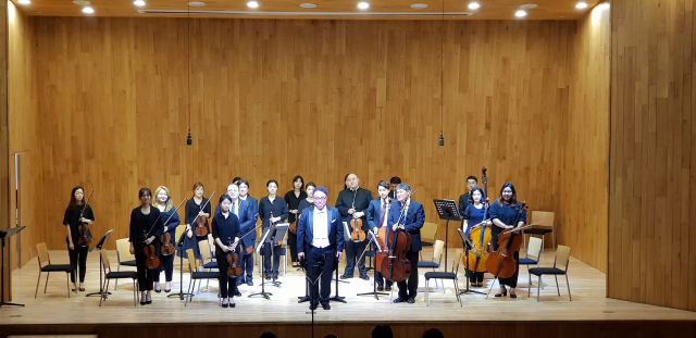 제주 서귀포시 휴애리 자연생활공원을 찾은 관광객들이 동백꽃이 활짝 핀 산책로를 걷고 있다. 연합뉴스