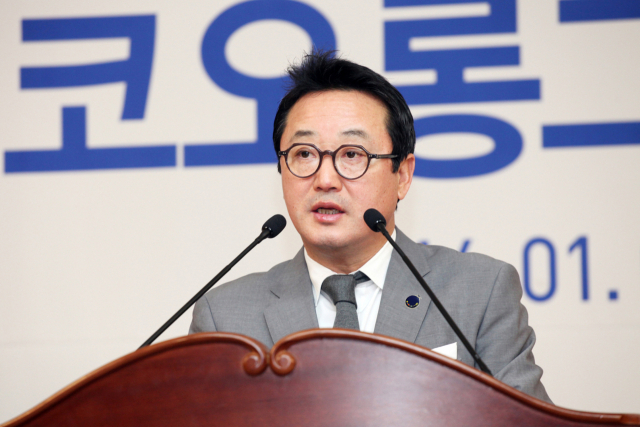 코오롱그룹 창업주 이동찬 명예회장의 아들로 23년간 그룹을 이끌어온 이웅열(63) 회장이 내년에 경영 일선에서 물러나겠다고 28일 전격 선언했다. 사진은 2014년 1월 2일 과천 코오롱타워에서 열린 코오롱그룹시무식에서 신년사를 하고 있는 이웅열 회장. 연합뉴스