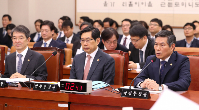 28일 오전 열린 국회 법제사법위원회 전체회의에서 정경두 국방부 장관(오른쪽)이 의원들의 질의에 답변하고 있다. 연합뉴스