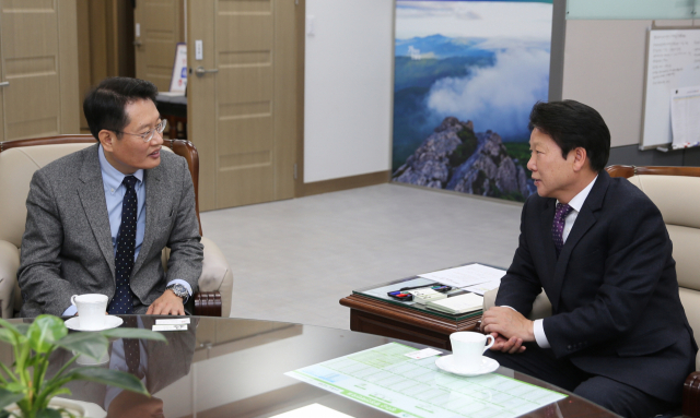 서재식(왼쪽) 세원그룹 총괄사장이 이병환 성주군수에게 별고을장학금 4천만원을 전달한 후 이야기를 나누고 있다. 성주군 제공