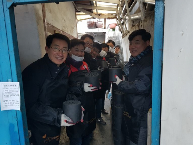 지역사회에 활발한 봉사활동을 펼치고 있는 이랜드리테일 봉사단.