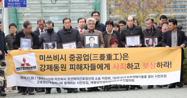 일제 강제징용 피해자 및 조선여자근로정신대 피해자들이 전범기업인 미쓰비시 중공업을 상대로 낸 손해배상 청구소송 상고심 선고 예정된 29일 오전 서울 서초구 대법원 앞에서 피해자 김성주 할머니를 비롯한 피해자 가족들이 법정으로 향하고 있다. 연합뉴스