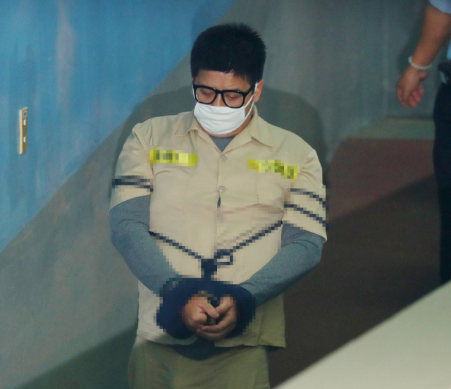 딸의 동창인 중학생을 성추행하고 살해한 혐의로 1심에서 사형을 선고받은 이영학이 6일 오후 서울 서초구 서울고등법원에서 열린 항소심 선고공판 출석을 위해 법정으로 향하고 있다. 연합뉴스