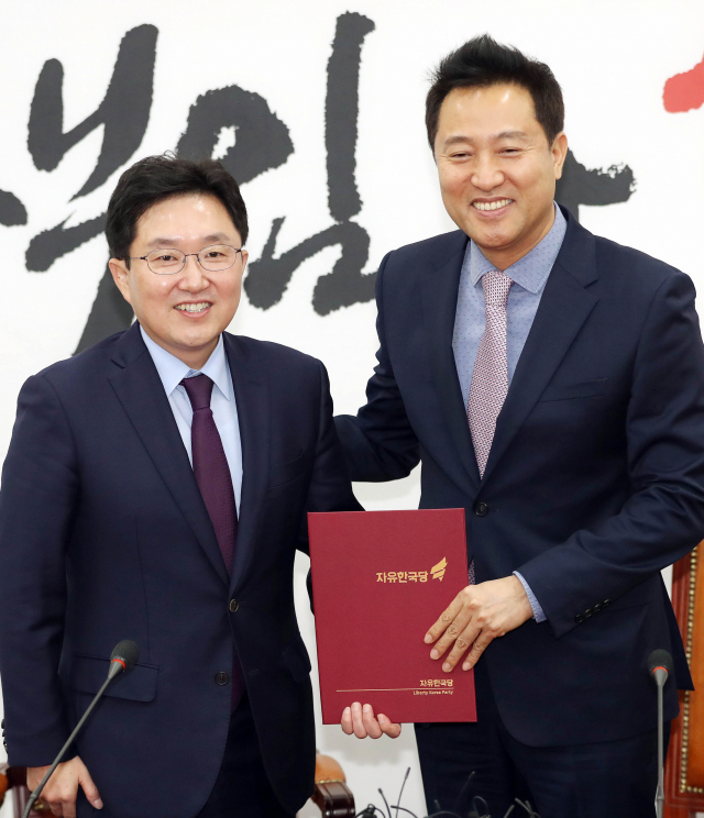 29일 오전 국회에서 열린 오세훈 전 서울시장 자유한국당 입당 환영식에서 오 전 시장이 입당서를 김용태 당 사무총장에게 전달하고 있다. 연합뉴스