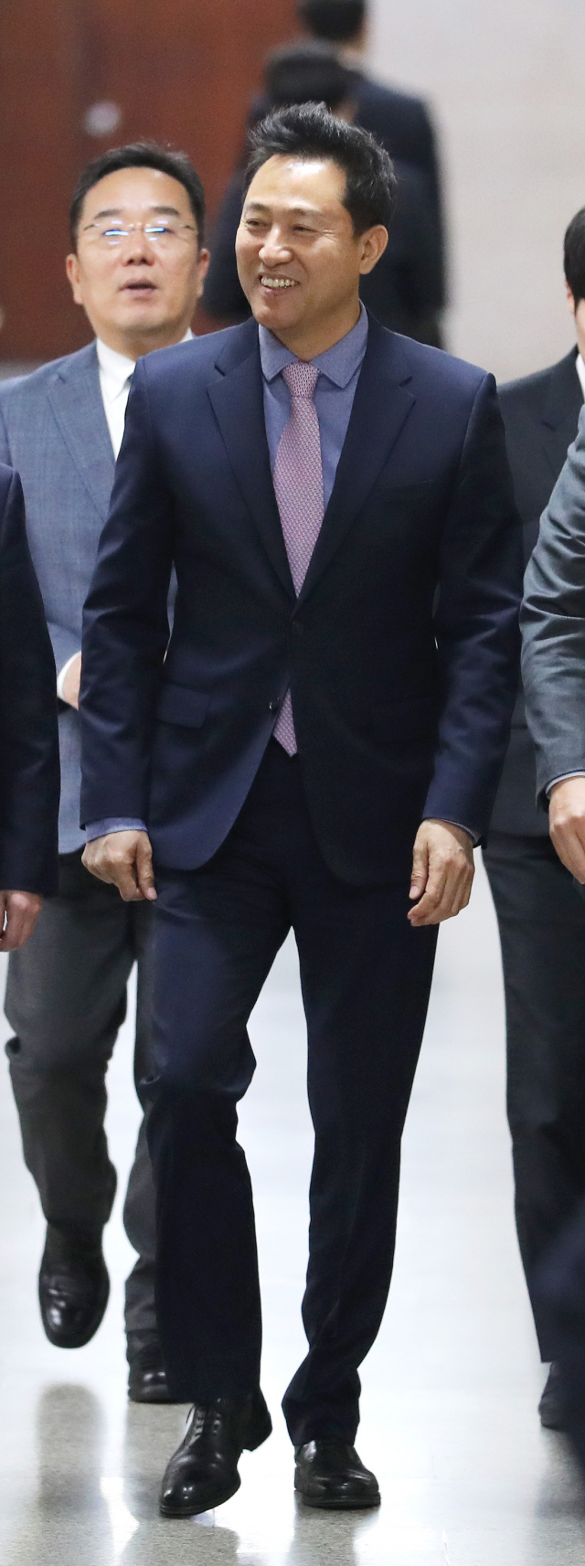 오세훈 전 서울시장이 29일 오전 국회에서 자유한국당에 입당하기 위해 회의실로 이동하고 있다. 연합뉴스
