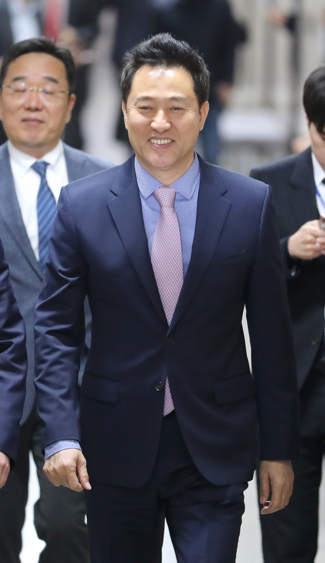 오세훈 전 서울시장이 29일 오전 국회에서 자유한국당에 입당하기 위해 회의실로 이동하고 있다. 연합뉴스