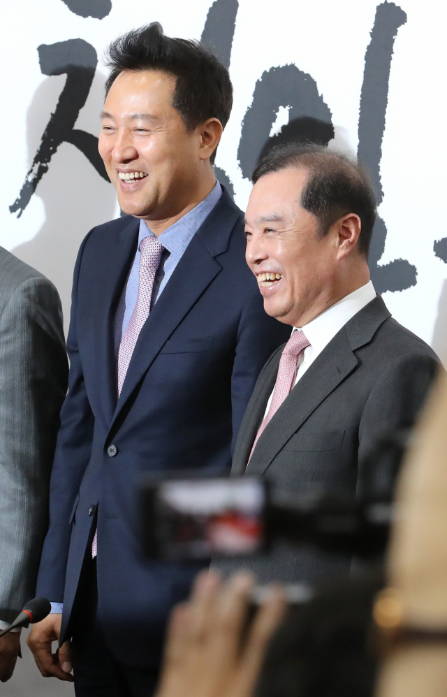 오세훈 전 서울시장(왼쪽)이 29일 오전 국회에서 열린 자유한국당 입당 환영식에서 김병준 비상대책위원장 등과 기념촬영을 하고 있다. 연합뉴스