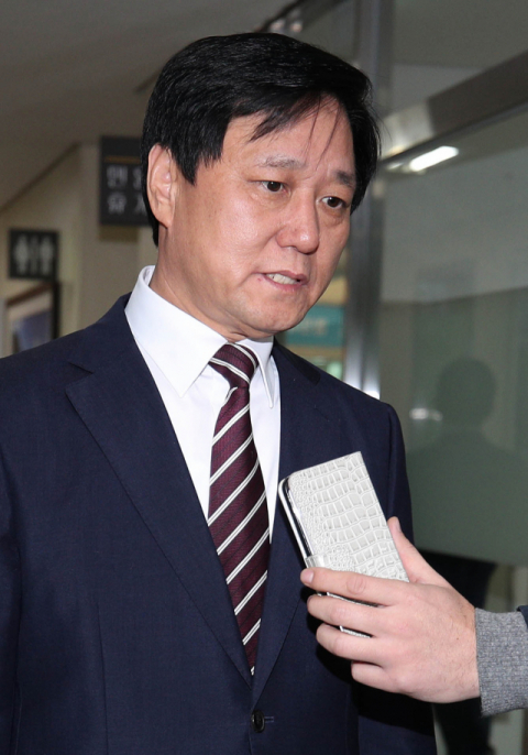 공직선거법위반 혐의로 구속영장이 청구된 황천모 상주시장이 29일 오후 영장실질심사를 받기 위해 대구지법 상주지원 도착해 취재진의 질문에 답하고 있다. 김영진 기자 kyjmaeil@msnet.co.kr
